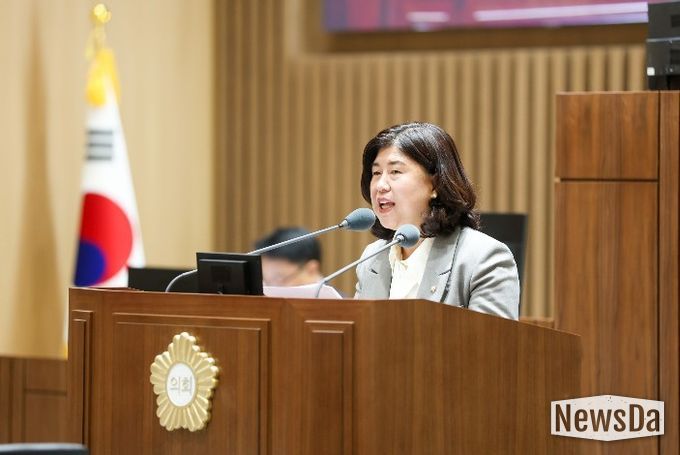 조미옥 의원이 제400회 임시회 제2차 본회의에서 오목천동 도시계획변경과 관련한 의견을 제시하고 있다.