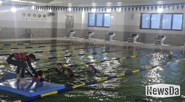 프로그램 참여 아동들이 구명조끼와 대형매트를 이용해 부력체험을 하고 있다.
