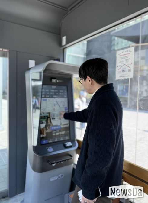 안양역에 설치된 AI 대화형 버스정보시스템 키오스크를 사용 중인 모습