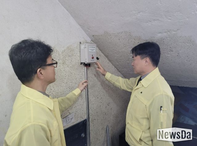 정연송 주택국장 및 건축과 공무원들이 반지하주택 내 침수경보장치 정상 작동 여부를 확인하고 있다