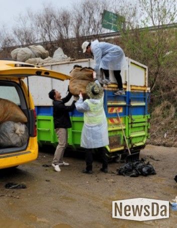 남양주시 진접오남행정복지센터, 농가와 함께 폐비닐 수거활동 전개