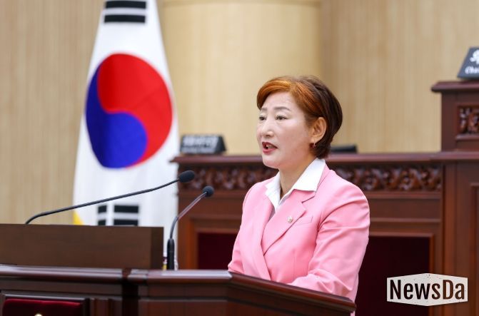 안산시의회가 9일 제302회 임시회 제3차 본회의에서 ‘말산업 클러스터 조성을 위한 과천 경마공원 안산시 이전 촉구 건의안’을 채택했다. 사진은 건의안을 대표 발의한 현옥순 의원이 이날 본회의장에서 제안설명을 하고 있는 모습.