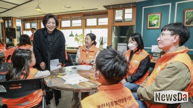 26년 3월 과천시종합자원봉사센터 가족봉사단 발대식에서 시민들과 인사 나누고 있