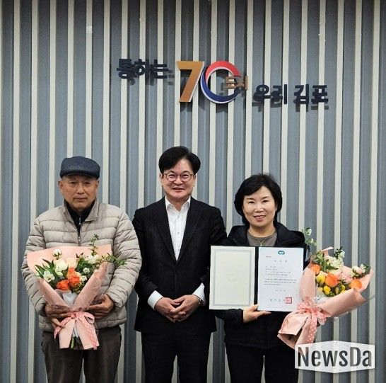 김병수 시장이 이수증 수여 후 기념촬영을 하고 있다.