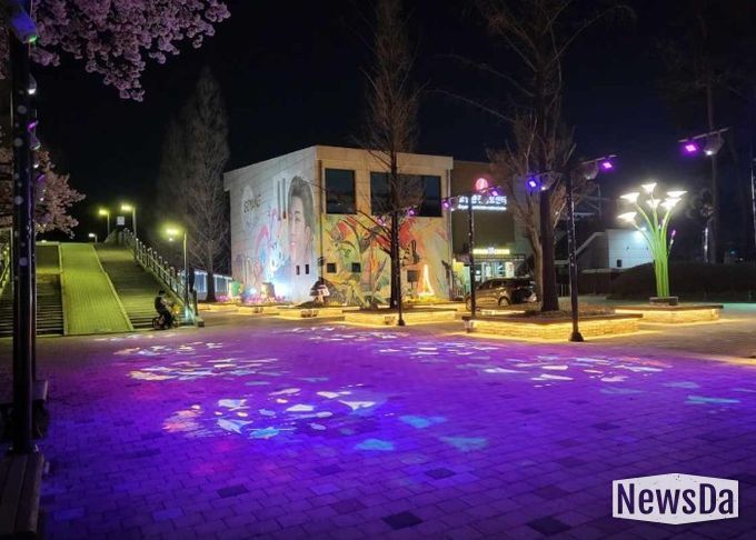 고양관광정보센터 인근 보랏빛 조명