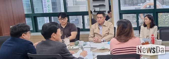 영천시 관계자와 경북통상 실무자, 캐나다 한남체인 대표가 2026년 캐나다 해외 판매홍보관 운영 관련 업무 협의와 함께, 지역 농식품의 북미시장 수출 확대 방안을 논의하고 있다.
