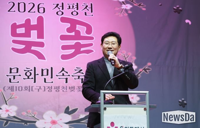 이상일 용인특례시장이 10일 정평천 벚꽃 문화민속 축제에 참석해 축사하고 있다