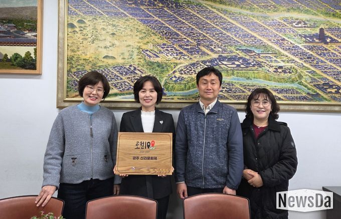 '제2기 로컬100'에 경주 신라문화제, 양동마을, 국립경주박물관이 선정된 가운데, 관계자들이 기념촬영을 하고 있다