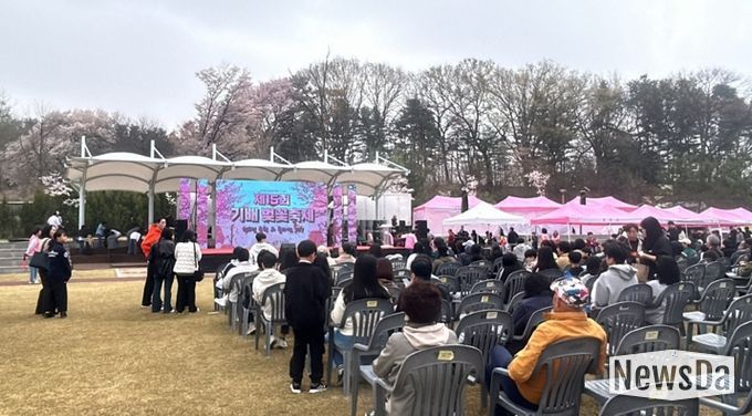기배역사공원에서 열린 ‘제15회 기배벚꽃축제’ 개막식에서 시민들이 무대 공연을 관람하며 봄 축제를 즐기고 있다.