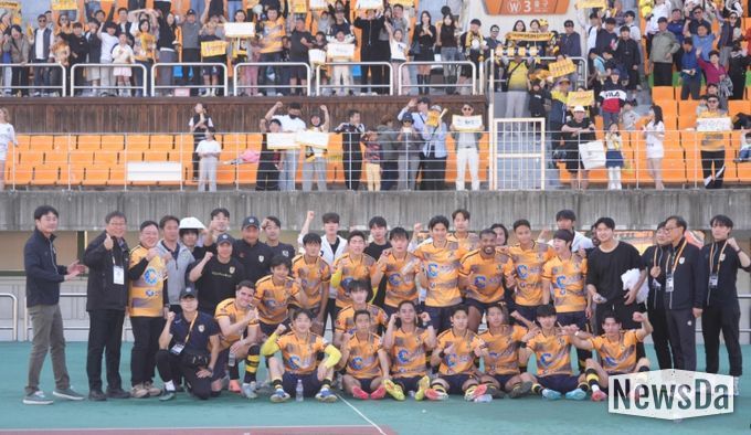 춘천시민축구단 경기 승리후 단체사진