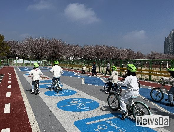 수원시가 만석공원 자전거교육장에서 ‘자전거 안전교육’을 운영하고 있다.