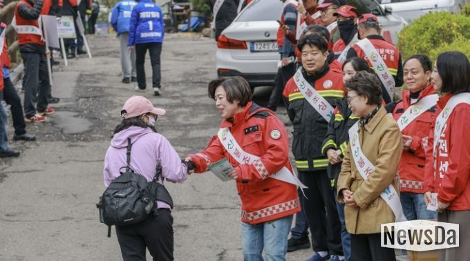 과천시, 관악산 등산로 입구에서 산불 예방 홍보 펼쳐