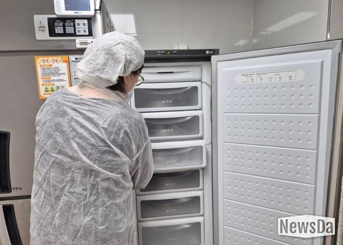 관내 집단급식소를 대상으로 식중독 점검을 진행하고 있다.
