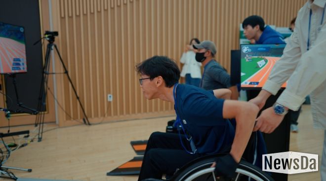 천안시장애인체육회와 단국대학교 관계자들이 ‘뉴 아이디어 공모사업’ 선정을 기념하며 디지털 e스포츠 장비를 시연하고 있다.