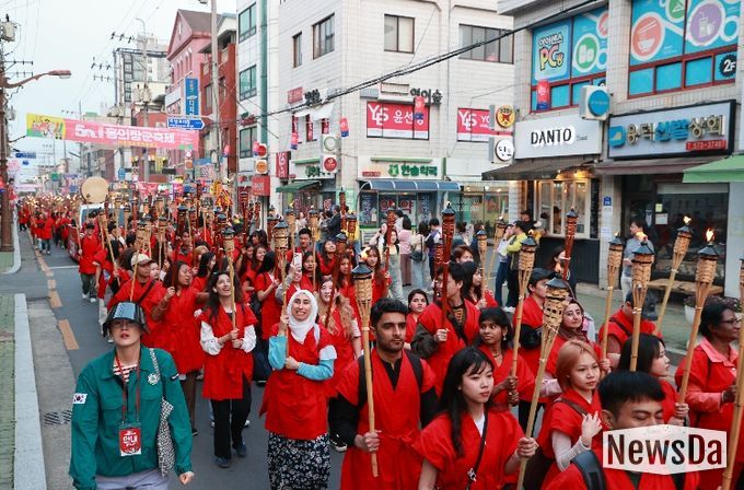 지난해 의령출정퍼레이드에 참여한 외국인들)