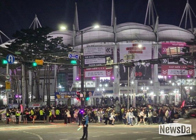 ‘BTS 월드투어 아리랑 인 고양‘ 종료 후 관객들이 순차적으로 퇴장하고 있다.