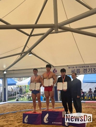 용인특례시 소속 박민교 선수가 씨름 역사급에서 금메달을 차지한 뒤 시상대에서 기념사진 촬영을 하고 있다