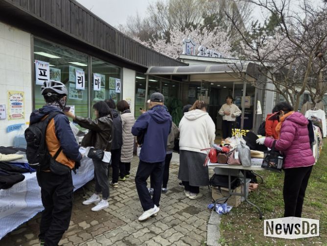 시흥시 정왕4동 함현공원 작은도서관 봉사회, '사랑의 바자회' 수익금 50만 원 기탁