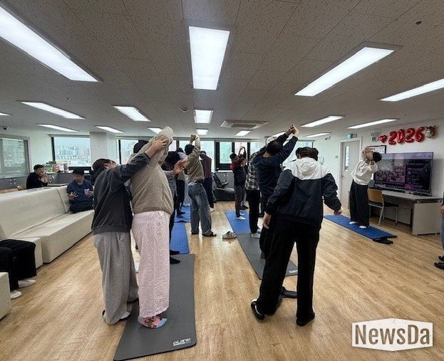 장애인복지시설 이용자들이 맞춤형 운동 프로그램에 참여하고 있다.