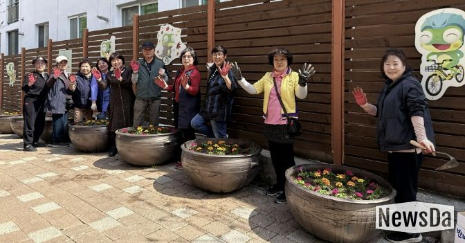 수원시 영통구 매탄1동, 주민과 함께하는 초화 식재 실시