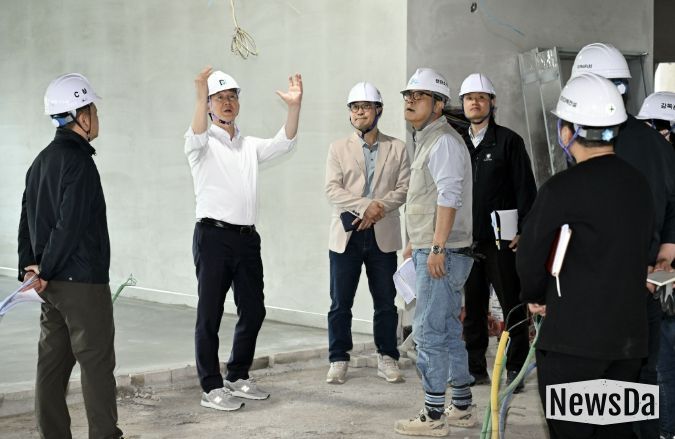 이민근 안산시장(왼쪽 두번째) 14일 '안산 공동체 복합시설' 건립공사 현장을 방문해 사업진행 상황과 안전관리 실태를 점검하고 있다.