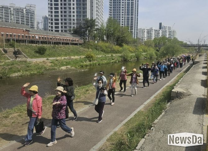 안양시 동안치매안심센터 '치매 극복 걷기 행사' 개최…치매 어르신·가족 등 225명 참여