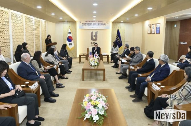 남동경 권한대행이 베이커스필드시 대표단에게 인사말을 전하고 있다.