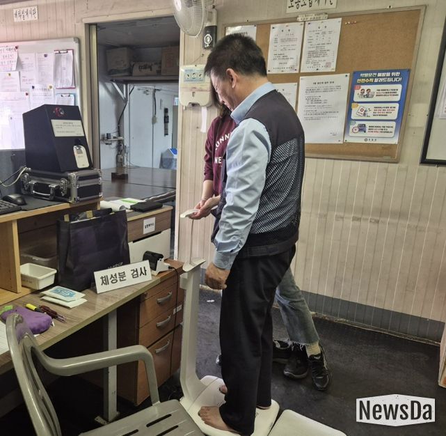 ‘직장IN 건강ON’ 프로그램 참여 시민이 체성분 검사를 하고 있다.