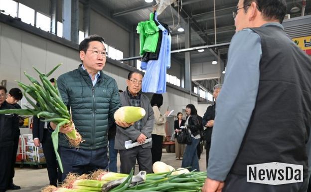 유정복 인천광역시장이 15일 남촌 농산물도매시장에서 농산물 가격 동향 등을 점검하고 있다.