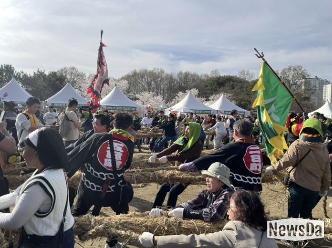 4. 12. 기지시줄다리기에 참여한 일본 다이센시 대표단