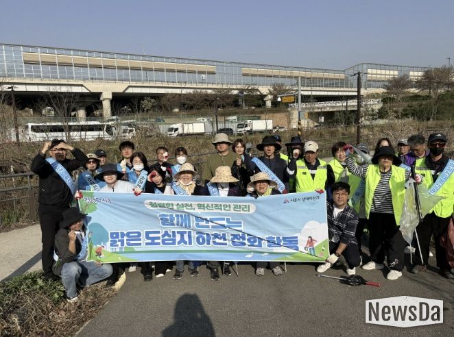 시흥시 은행천서 올해 첫 도심 하천 정화활동 전개
